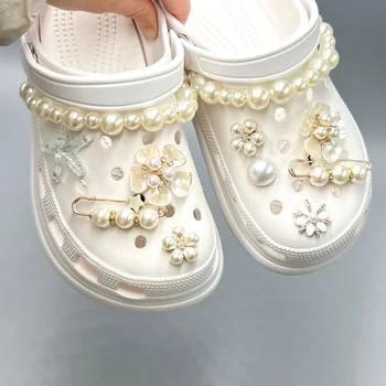 2022 Lüks Kadın Croc Takılar Tasarımcı İnci Çiçekler zincir ayakkabı Takılar Croc Moda DIY Takunya ayakkabı tokası Zarif Kaliteli